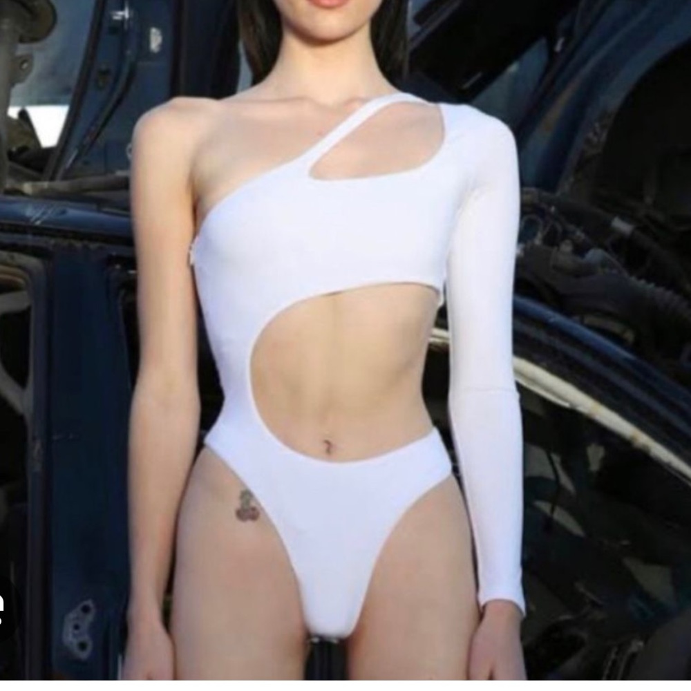 I AM GIA WHITE CUT OUT ASYMMETRICAL BODYSUIT SIZE SMALL